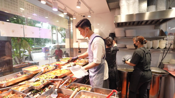 黎諾懿做兩餸飯店員展現驚人記憶力 親自下廚煮50份飯盒派贈有需要街坊 