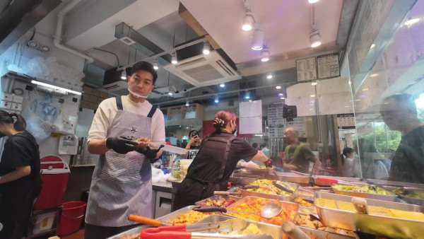 黎諾懿做兩餸飯店員展現驚人記憶力 親自下廚煮50份飯盒派贈有需要街坊 