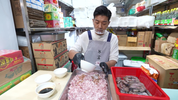 黎諾懿做兩餸飯店員展現驚人記憶力 親自下廚煮50份飯盒派贈有需要街坊 