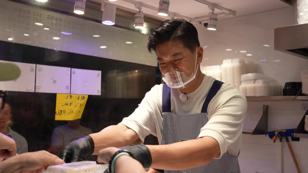 黎諾懿做兩餸飯店員展現驚人記憶力 親自下廚煮50份飯盒派贈有需要街坊 