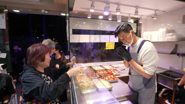 黎諾懿做兩餸飯店員展現驚人記憶力 親自下廚煮50份飯盒派贈有需要街坊 