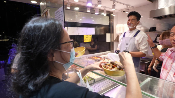 黎諾懿做兩餸飯店員展現驚人記憶力 親自下廚煮50份飯盒派贈有需要街坊 