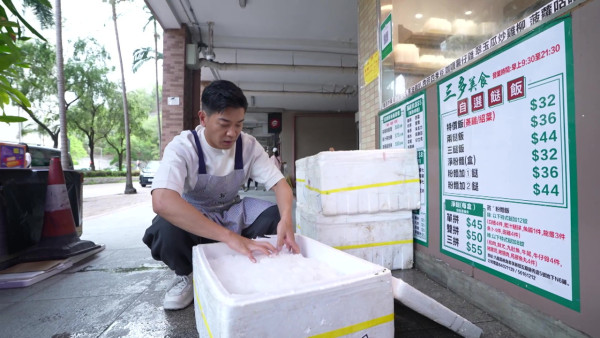 黎諾懿做兩餸飯店員展現驚人記憶力 親自下廚煮50份飯盒派贈有需要街坊 