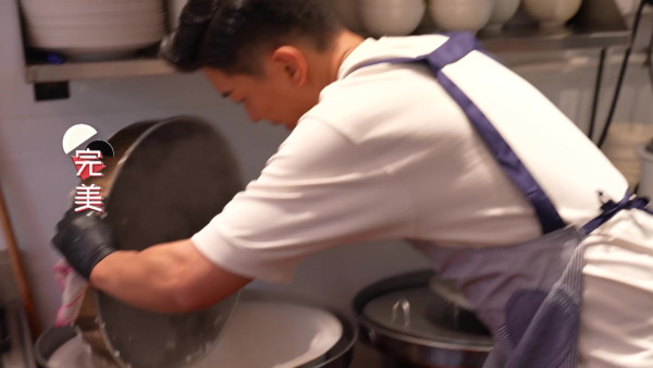 黎諾懿做兩餸飯店員展現驚人記憶力 親自下廚煮50份飯盒派贈有需要街坊 