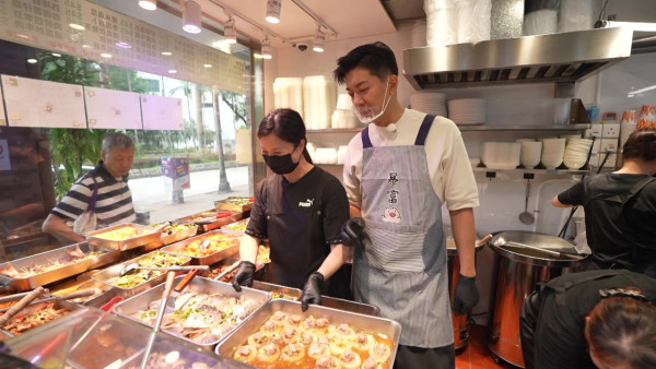 黎諾懿做兩餸飯店員展現驚人記憶力 親自下廚煮50份飯盒派贈有需要街坊 