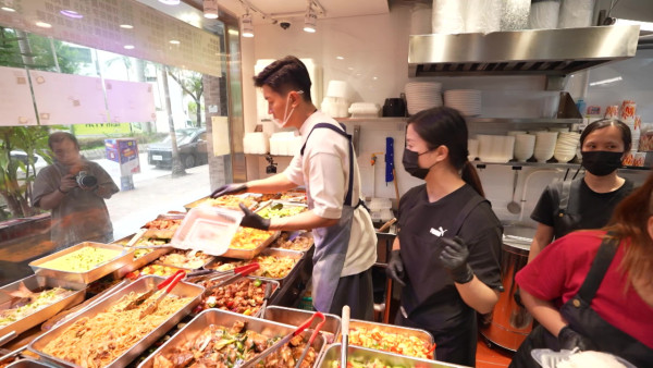 黎諾懿做兩餸飯店員展現驚人記憶力 親自下廚煮50份飯盒派贈有需要街坊 