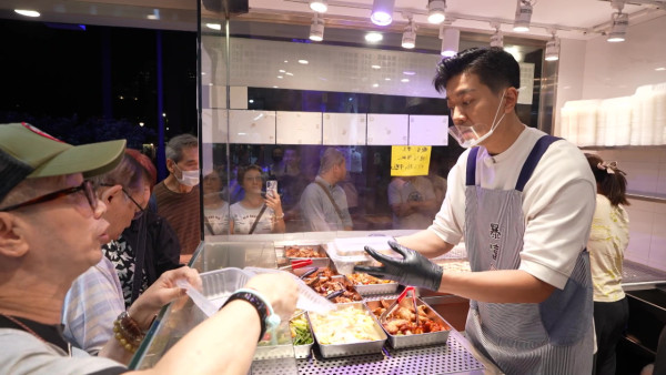 黎諾懿做兩餸飯店員展現驚人記憶力 親自下廚煮50份飯盒派贈有需要街坊 