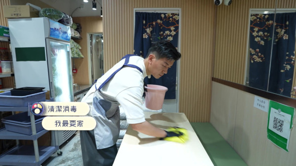 黎諾懿做兩餸飯店員展現驚人記憶力 親自下廚煮50份飯盒派贈有需要街坊 