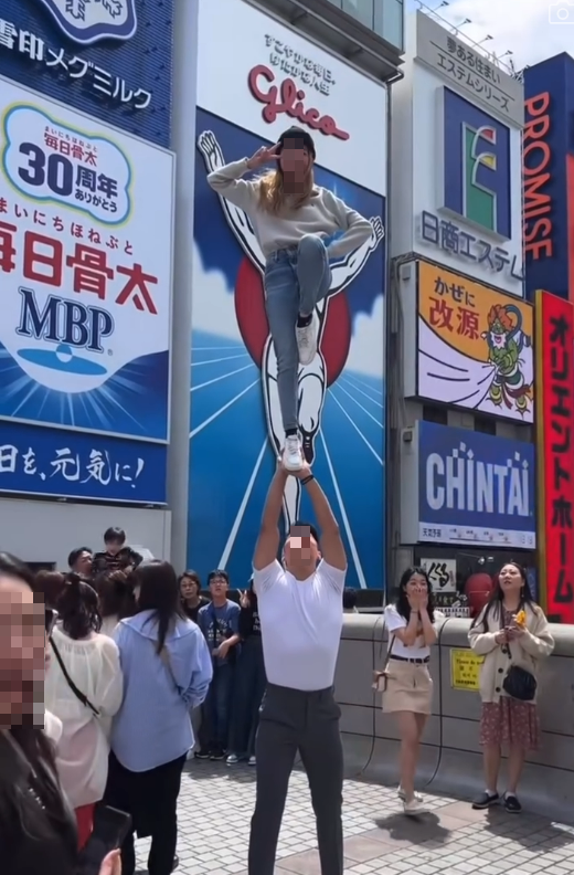 有片!遊客興起心齋橋「馬戲團」式打卡!表演超高難度動作!網民:呢家影相都要識功夫!