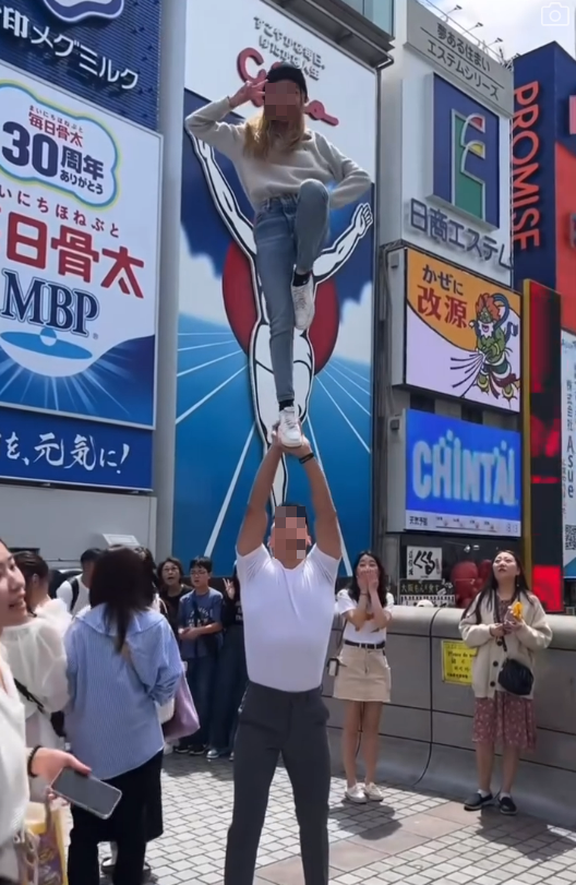 有片!遊客興起心齋橋「馬戲團」式打卡!表演超高難度動作!網民:呢家影相都要識功夫!