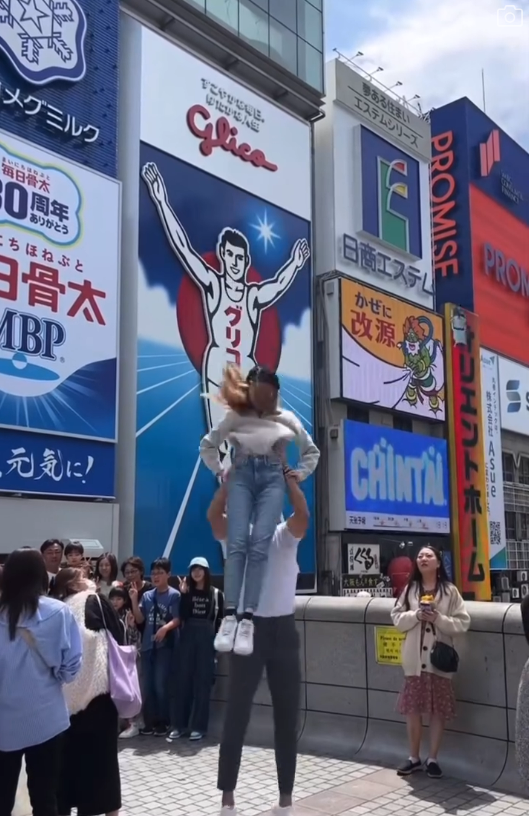 有片!遊客興起心齋橋「馬戲團」式打卡!表演超高難度動作!網民:呢家影相都要識功夫!