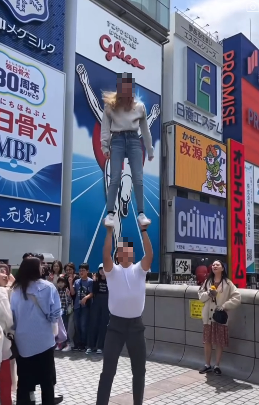 有片!遊客興起心齋橋「馬戲團」式打卡!表演超高難度動作!網民:呢家影相都要識功夫!