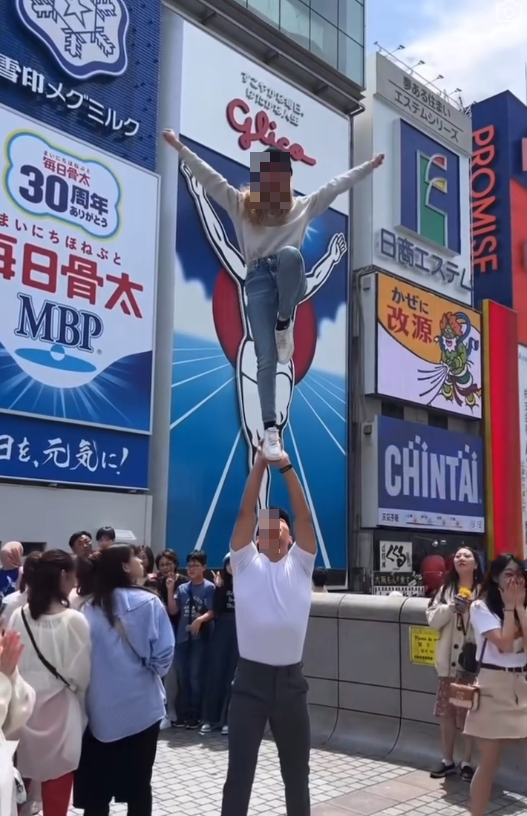 有片!遊客興起心齋橋「馬戲團」式打卡!表演超高難度動作!網民:呢家影相都要識功夫!