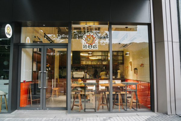 荃灣橙白色玩味Cafe大埔開新分店   咖啡買一送一／全新橙香菜單／兩周年限定優惠