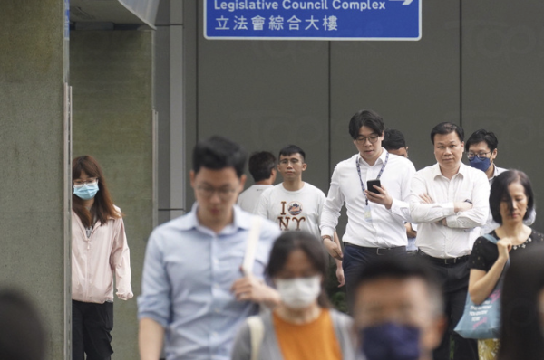 40歲OL港女接政府面試信 2個原因猶豫應否去見工？網友：鐵飯碗你都唔要？