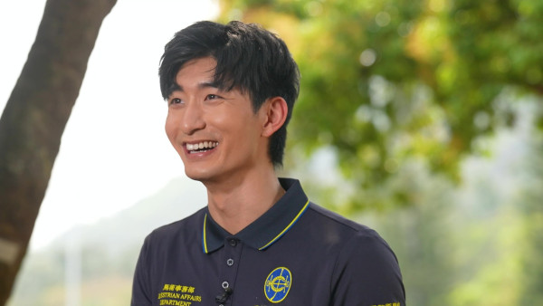 張馳豪Aska近距離接觸馬匹初體驗 落手清理馬糞親力親為大讚零異味