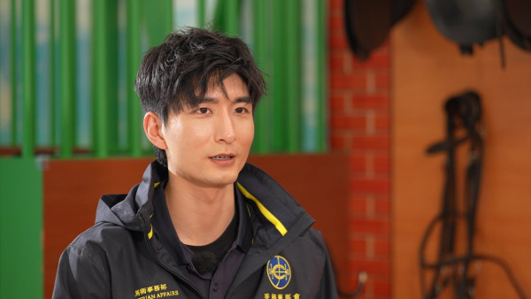 張馳豪Aska近距離接觸馬匹初體驗 落手清理馬糞親力親為大讚零異味