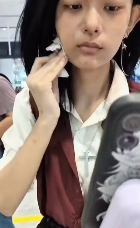 機場人臉辨識無法識別！女子被迫當眾狼狽卸妝！影片瘋傳 