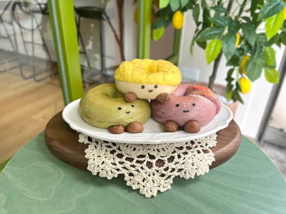 油麻地Café新出可愛造型菠蘿貝果包  夏日清新三層Pancake系列登場