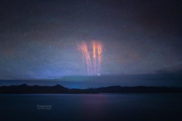 「紅色精靈」閃電超罕見捕獲!猶如幾百道煙花 僅存在不到三十分之一秒?