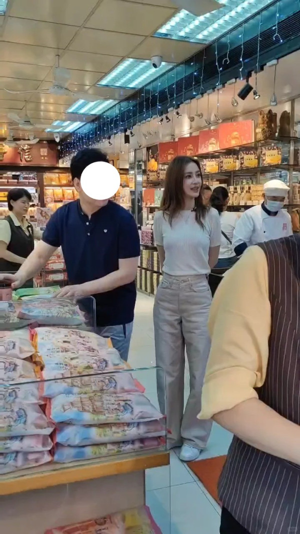 遊客澳門偶遇Angelababy！36歲顏值驚人！官方身高168cm真實似15X？ 