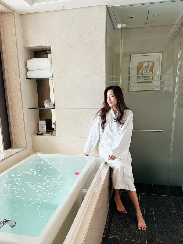 前TVB女藝人晒浴袍照裸背浸浴春光無限 離巢後慘呻「已經沒有家了」
