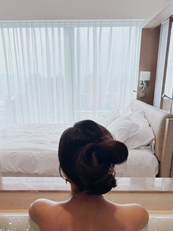 前TVB女藝人晒浴袍照裸背浸浴春光無限 離巢後慘呻「已經沒有家了」