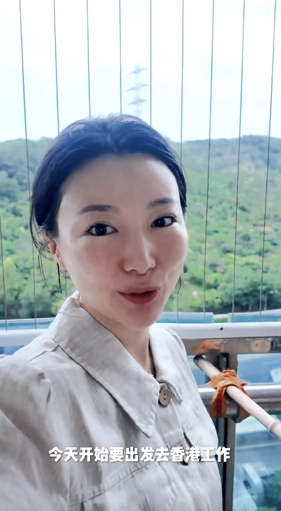 影片中，可見馬賽身穿一件米色長裙，即使只是睡了4小時仍然精神飽滿。
