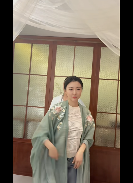 為了哄粉絲開心，早前馬賽更與于淼拍片大跳奇怪舞蹈。