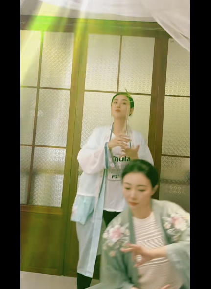 為了哄粉絲開心，早前馬賽更與于淼拍片大跳奇怪舞蹈。