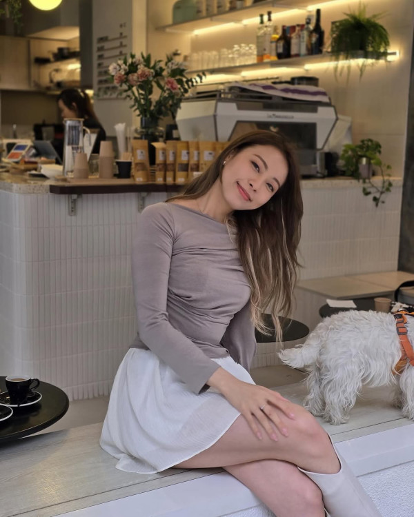 東張女神素顏直播著睡衣太鬆走光 領口滑落春光乍洩網民暴動：我有無睇錯