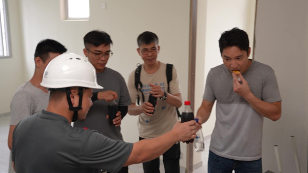 吳偉豪體驗做裝修師傅屢敗屢戰 意外曝光數口差真實一面與師傅打成一片