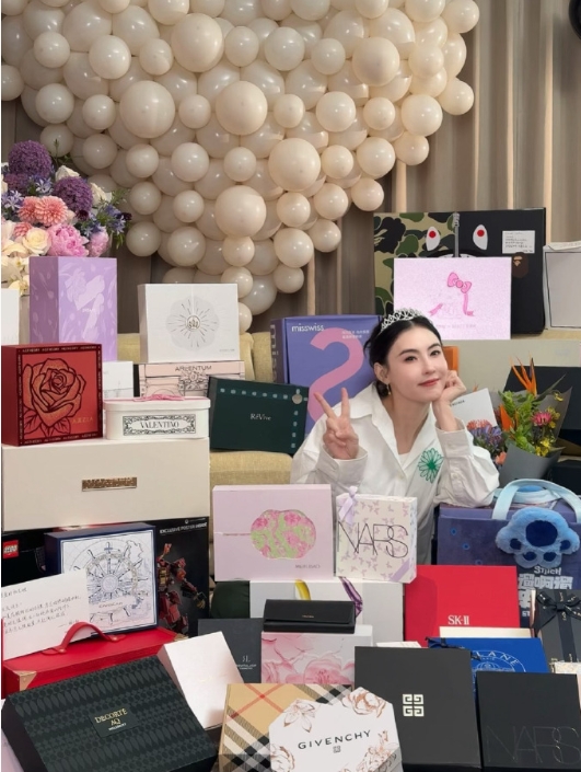 張柏芝45歲生日收名牌「禮物山」畫面極震撼！17歲大仔貼心準備驚喜 母子互動超Sweet