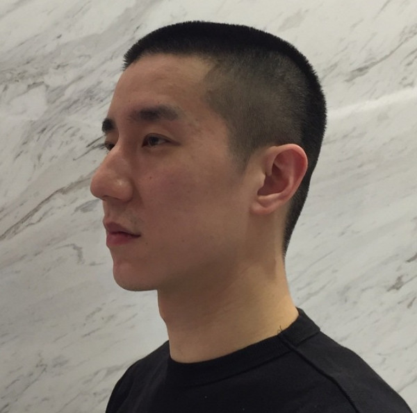 房祖名42歲近況曝光髮線後移被指老過成龍！去年曾推新歌MV藏一細節疑計劃復出！
