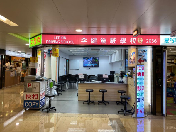 大隻阿叔搭地鐵用優惠飛 查票時爆金句稱「我係學生嚟」！網友笑翻：佢又冇錯喎