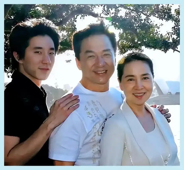房祖名42歲近況曝光髮線後移被指老過成龍！去年曾推新歌MV藏一細節疑計劃復出！