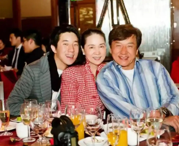 房祖名42歲近況曝光髮線後移被指老過成龍！去年曾推新歌MV藏一細節疑計劃復出！