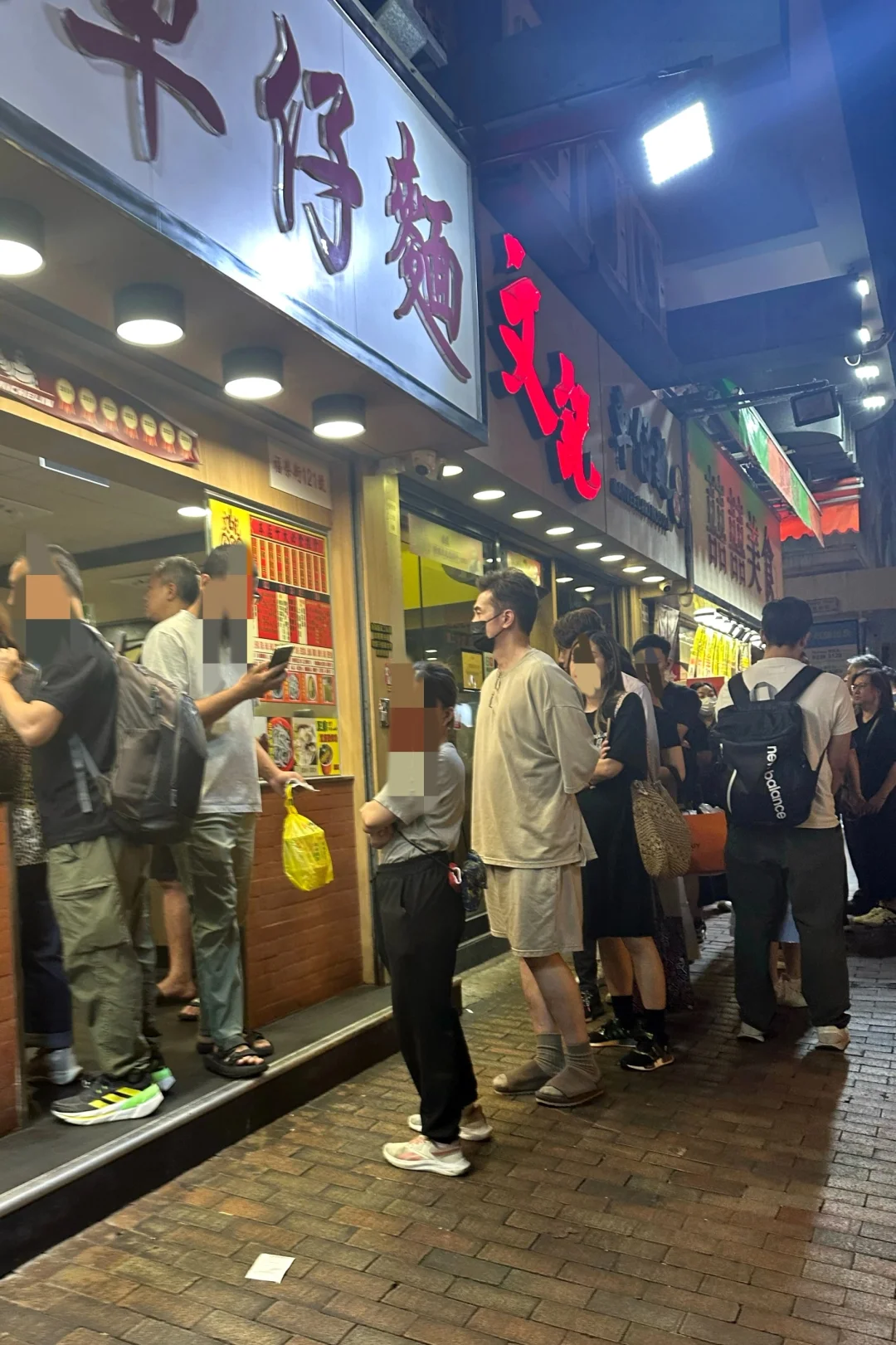 TVB最貴視帝被野生捕獲生圖曝光！平民Look排長龍買麵 現身深水埗冇人認得出？