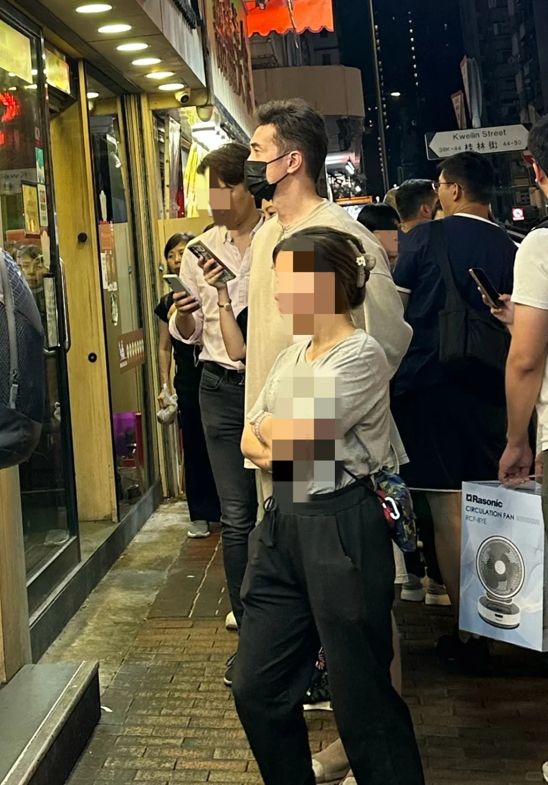 TVB最貴視帝被野生捕獲生圖曝光！平民Look排長龍買麵 現身深水埗冇人認得出？