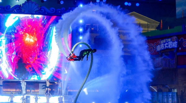 「多巴胺水上飛人」表演(圖片來源:廣州融創文旅城) 「多巴胺水上飛人」表演(圖片來源:廣州融創文旅城)