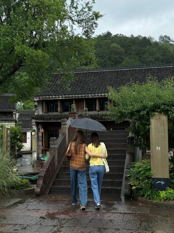 百億新抱吳千語印尼旅行泳裝上陣！曬超強馬甲線打破懷孕傳聞 