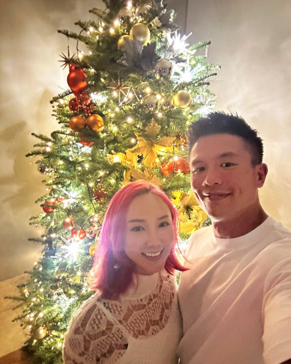 40歲前TVB女藝人甜蜜宣佈結婚喜訊 被求婚4年終拉埋天窗：「Mr & Mrs Leung」