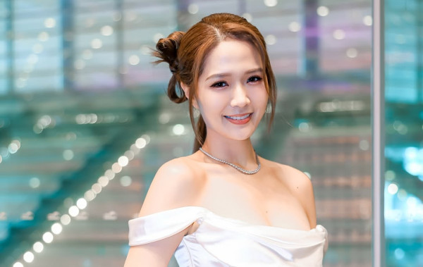女神配對計劃｜「東張女神」梁敏巧是誰？34D導彈級巨胸上位現實中多才多藝