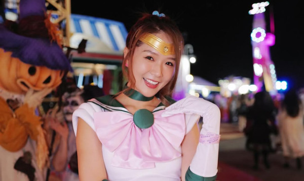 女神配對計劃｜「東張女神」梁敏巧是誰？34D導彈級巨胸上位現實中多才多藝