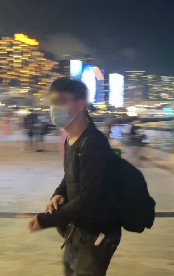 疑似旅客尖沙咀海旁公然放煙花兼拋垃圾落海 拍片者遭反罵兼跟蹤 影片網上瘋傳惹公憤