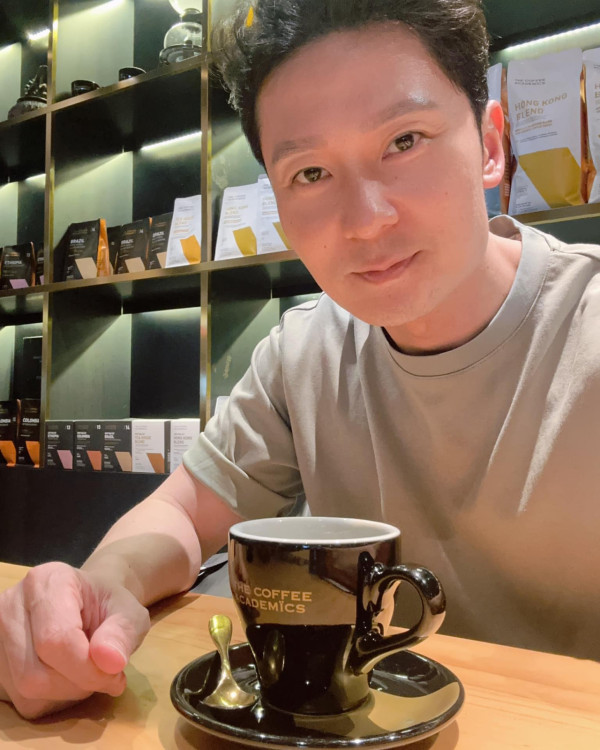 《愛回家》男配角北上擺檔搵食現況曝光 日頭賣咖啡夜晚騷肌直播教英文