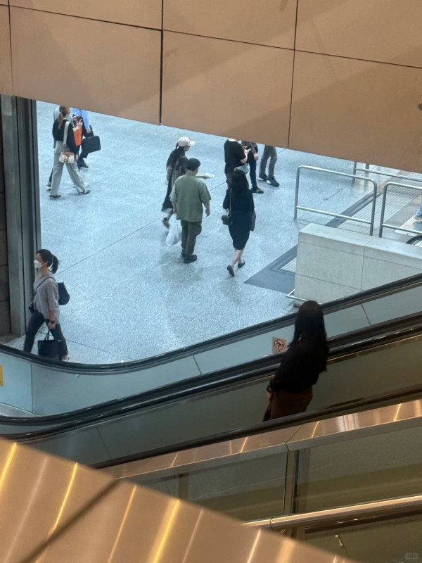 內地女遊客稱中環天橋遇「迷魂黨」 手持1物扮問路埋身 臉部發麻僵硬2小時 