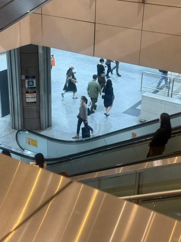 內地女遊客稱中環天橋遇「迷魂黨」 手持1物扮問路埋身 臉部發麻僵硬2小時 