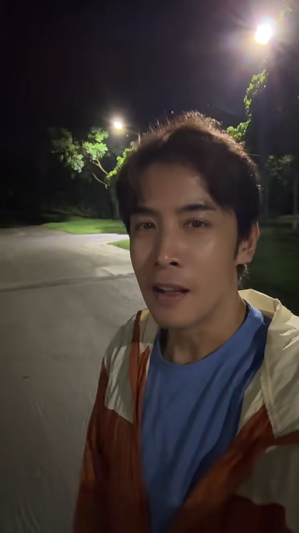 43歲男藝人離巢後宣布正式退出娛樂圈！曾傳飽受情傷剃頭出家做和尚