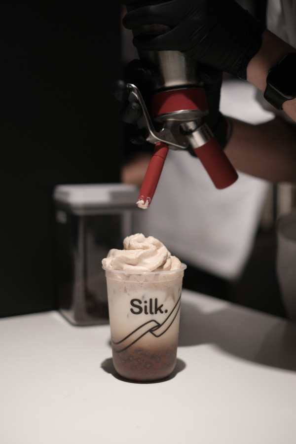 Silk.絲茶設第7間新分店！聯乘民豐行推限定開心果糯米糍／首間Boba Lounge概念店